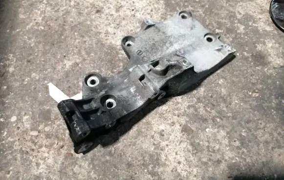 Volkswagen PASSAT B6 Generator/alternator bracket 03G903143F