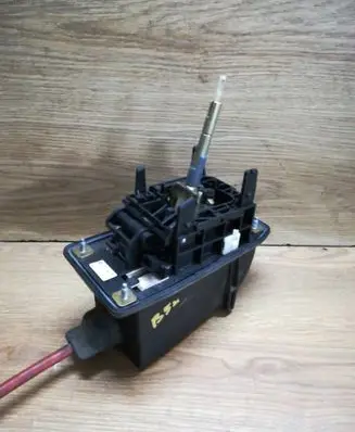 Volkswagen PASSAT B5.5 Gear shifter/selector 4B0713041M 011003