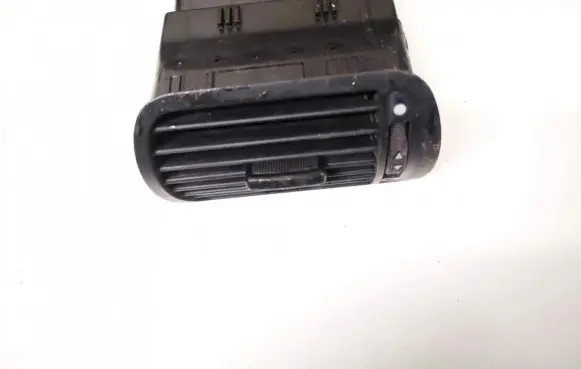 Skoda Octavia Mk2 (1Z) Dash center air vent grill 8l0820901
