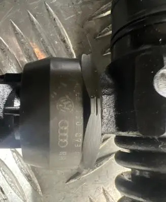 Volkswagen Golf V Fuel injector 038130073BN
