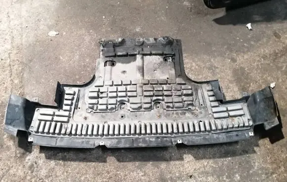 Audi Q7 4L Engine splash shield/under tray 7L8825285C