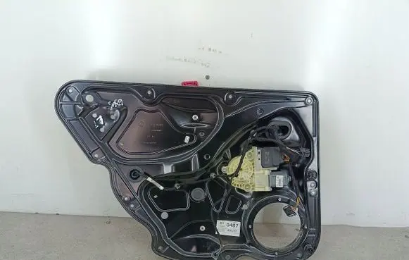 Volkswagen PASSAT B7 Rear door window regulator with motor 