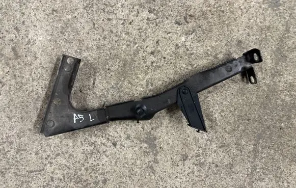 Audi A5 8T 8F Fender mounting bracket 8T0821135C