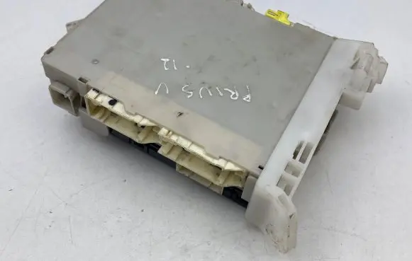 Toyota Prius+ (ZVW40) Fuse module 8273047420 8922147221