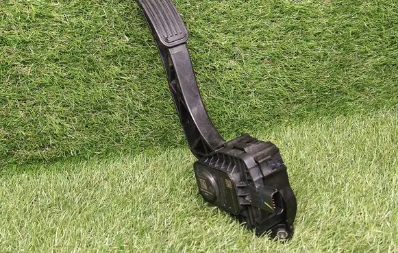 Ford Escape III Accelerator throttle pedal DG9C9F836AB