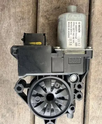 Hyundai i40 Front door window regulator motor 824503Z010
