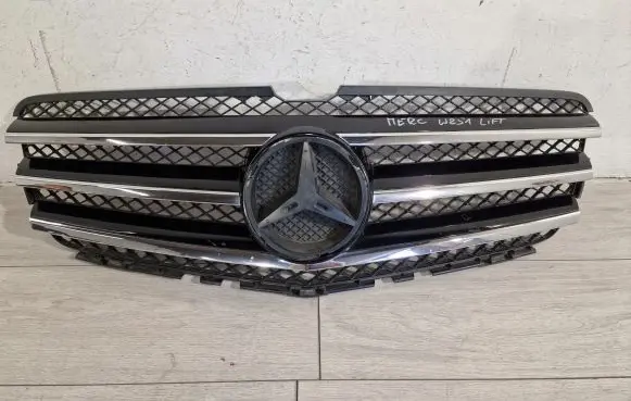 Mercedes-Benz R W251 Front bumper upper radiator grill A2518880060