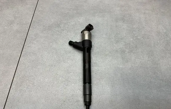 Opel Mokka X Fuel injector 55570012