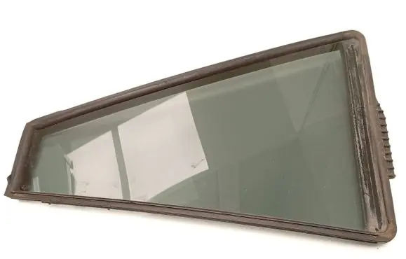 Suzuki Grand Vitara II Rear vent window glass E643R007953