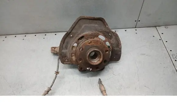 Opel Vectra B Front wheel hub spindle knuckle