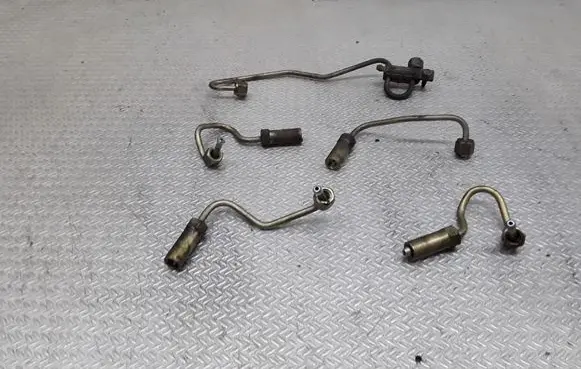 Nissan Primera Fuel injector supply line/pipe 