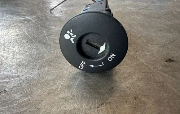 Renault Koleos I Passenger airbag on/off switch 