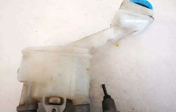 Nissan Primera Brake fluid reservoir 