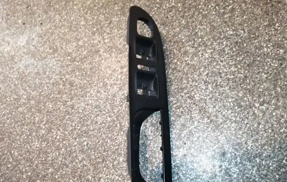 Volkswagen PASSAT B6 Front door window switch trim 3C1867171B