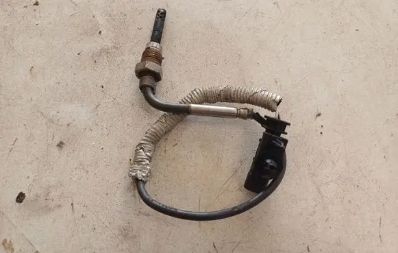 Volvo V50 Exhaust gas temperature sensor 31370467 1337772801574