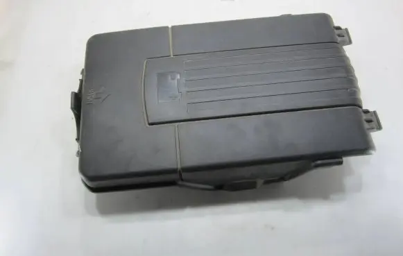 Volkswagen PASSAT B7 Battery box tray cover/lid 3C0915443A