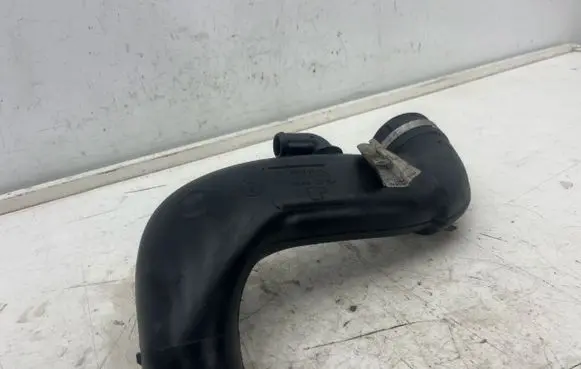 Opel Zafira B Air intake hose/pipe 55561910