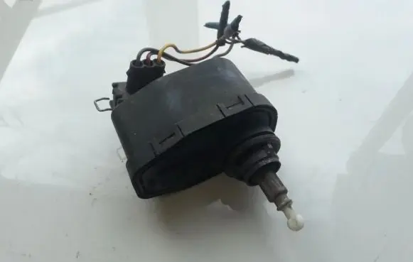 Volkswagen Golf III Headlight level adjustment motor 1H0941295 00437547