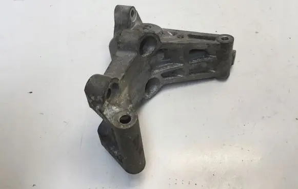 Mitsubishi L200 Generator/alternator bracket 06N180