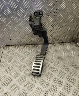 Accelerator throttle pedal