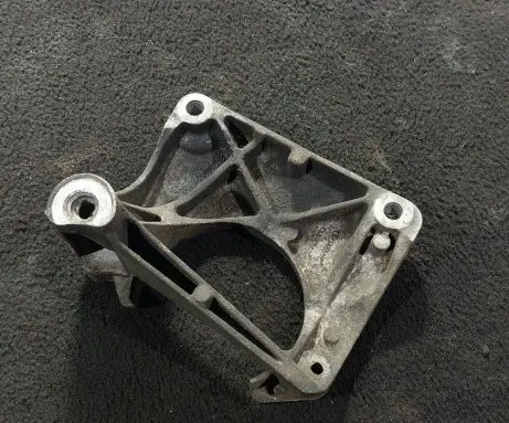 BMW 5 E60 E61 Engine mounting bracket 6761117
