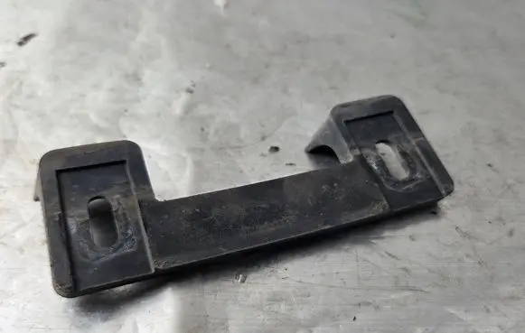 Front bumper mounting bracket