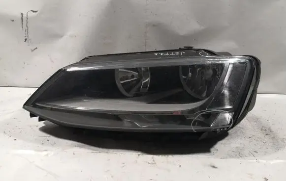 Volkswagen Jetta VI Headlight/headlamp