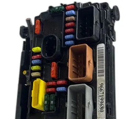 Peugeot 207 Fuse box set 9667199680 R08