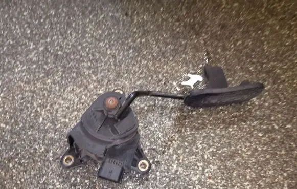 Nissan Micra Accelerator throttle pedal 18002AX700