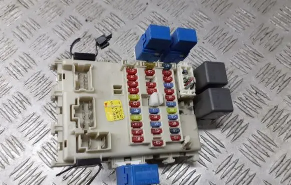 Nissan Primera Fuse box cover 24350-AV700