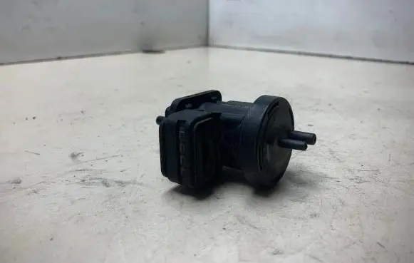 Mercedes-Benz C W203 Turbo solenoid valve 4715396