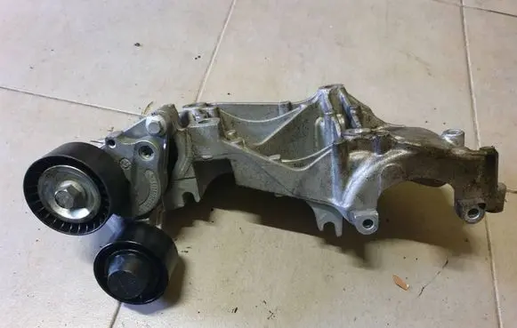 Renault Master III Generator/alternator bracket 117103703R