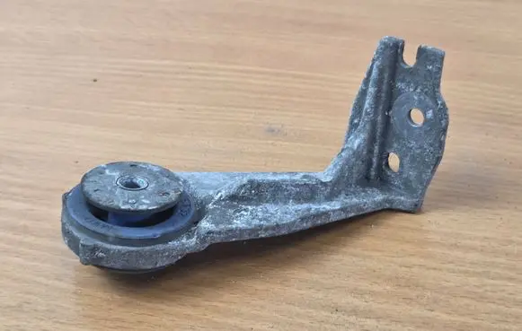 Peugeot 308 Radiator mount bracket 9803778880