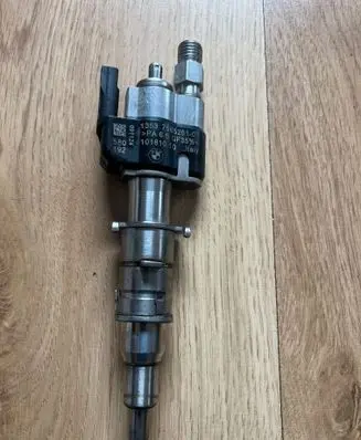 BMW 1 E82 E88 Fuel injector 7585261 13537585261
