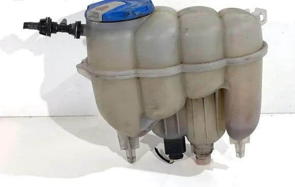 Audi A4 S4 B9 8W Coolant expansion tank/reservoir 8W0121405E