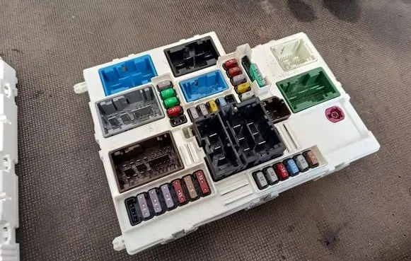 Opel Astra L Fuse box set 2722440331 28824307 9857038280