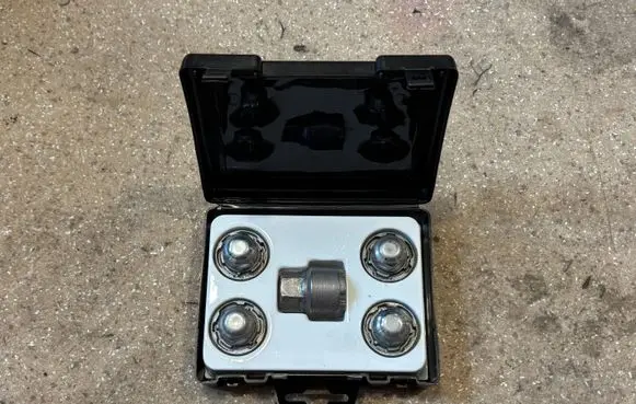 KIA EV6 Anti-theft wheel nuts and lock LP490ADU01