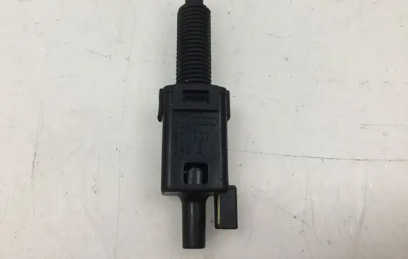 Volkswagen PASSAT B5 Brake pedal sensor switch 811907343B