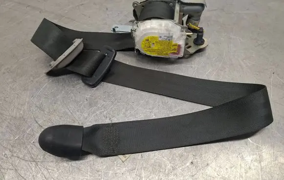 Hyundai i30 Front seatbelt 888202R900 7P1620P