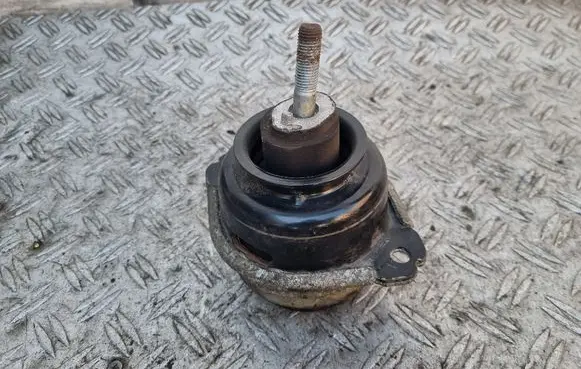 Volkswagen Touareg I Engine mount bracket 7L6199131C