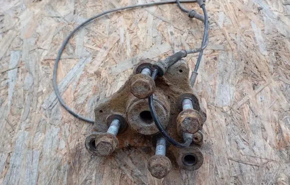 Rear wheel hub spindle/knuckle