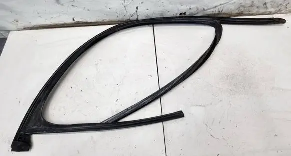 Opel Astra K Rubber seal front coupe door 565740102