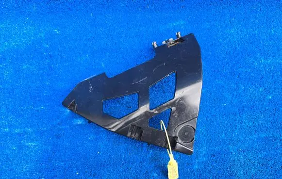 BMW iX Fender mounting bracket 7933611