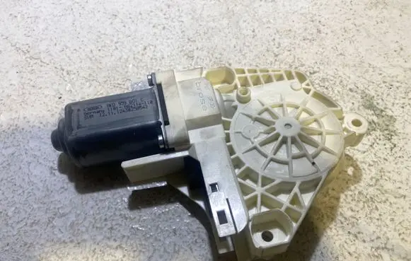 Audi A1 Front door window regulator motor 8K0959801C 12430250542 62114110