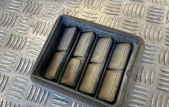 Quarter panel pressure vent