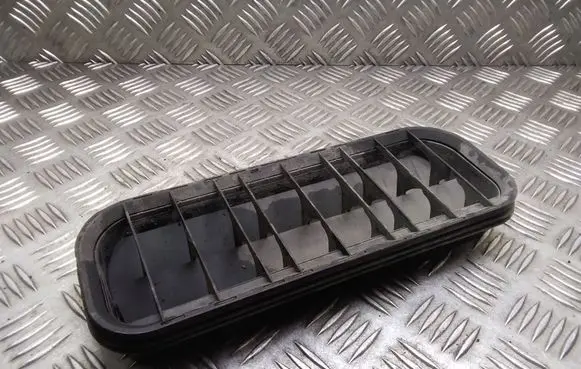 Quarter panel pressure vent