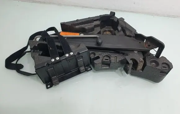 Volkswagen Touareg I Tool box 7L0012112