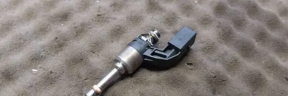 Volkswagen PASSAT B6 Fuel injector 03C906036F