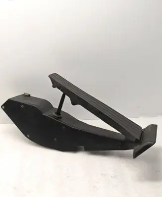 Accelerator throttle pedal
