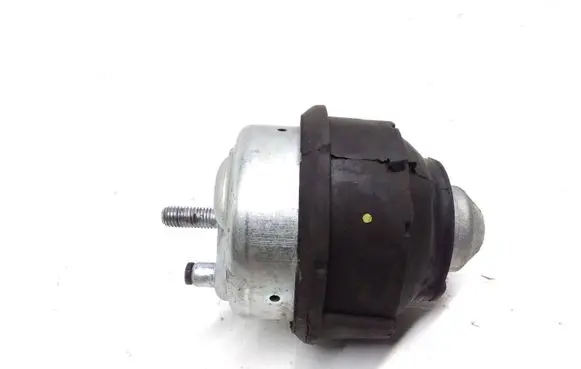 Volvo XC90 Engine mount bracket